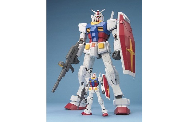 【写真】「ガンプラHGUC」と比べると迫力の大きさ！