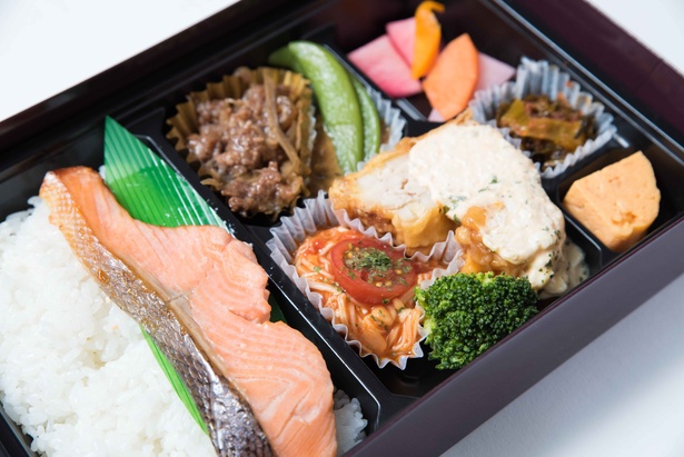 特選素材を詰め合わせた「生産者と一緒に作った幕の内弁当」(1580円)