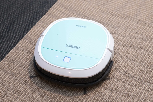 廊下をお掃除する「DEEBOT」