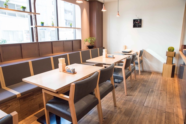 光が差し込む店内