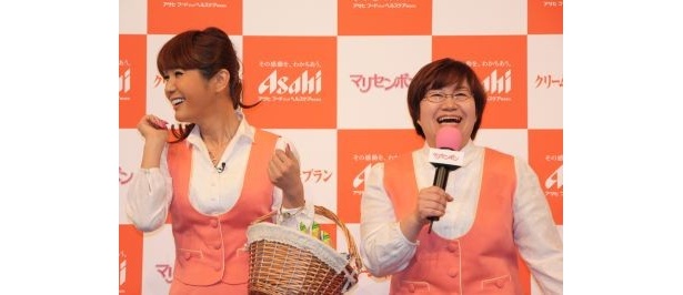 新CMでそれぞれ“ヘンな動き”を披露したはるな愛さんと近藤春菜さん
