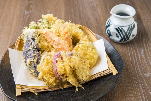 「三浦野菜と全国の旬野菜の天ぷら」(ハーフ 518円)は、天ツユか塩で味わおう