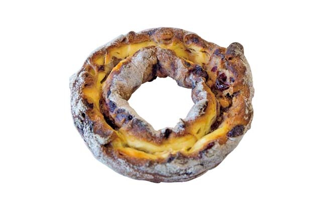 常連客に指名買いされる「ベリーフロマージュ(300円)」。女性は好きな味だ！/La Boulangerie 麻や。