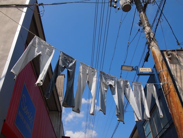 街中にジーンズが吊るされ、日本とは思えない光景に驚き