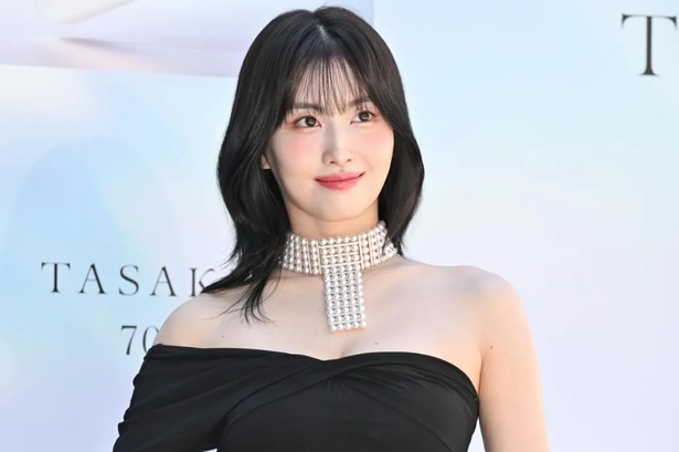 TWICE・モモ、クリスマスツリーを背にカジュアルかつ上品なコーデで