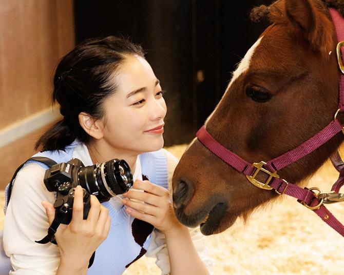 見上愛が記者となりJRAの社会貢献活動を取材！社会と競馬のつながりを伝えるスペシャルコンテンツ『競馬の先には、何があるんだろう？』公開