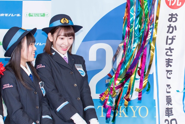 くす玉開きを楽しむ宮脇