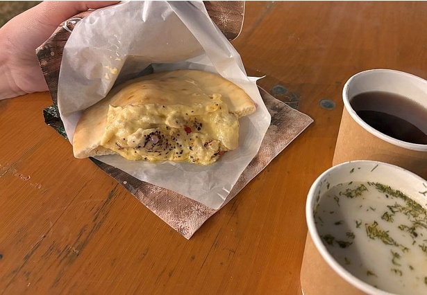 (写真右上から時計回り)「北欧酒場 Shima=Tori」で提供する北欧のスパイスジュース「グロッギ」(500円)や、具材がゴロゴロ入った「サーモンスープ」(S 500円～)、「築地2丁目kitchen」で提供するトロトロチーズたっぷりの「ベイクドチーズチキンサンド」(800円)なども食べられる！