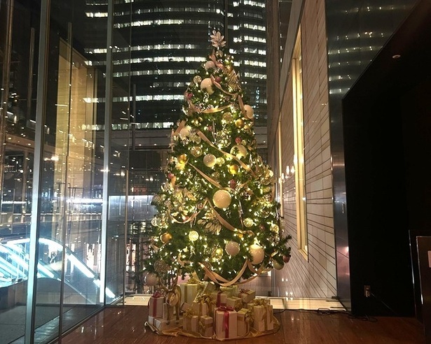 1階と24階には巨大なクリスマスツリーが(画像は1階のツリー)