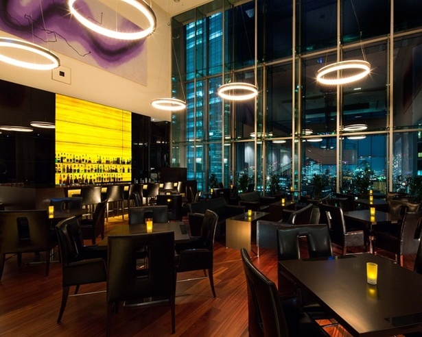 大きい窓で汐留を一望できる