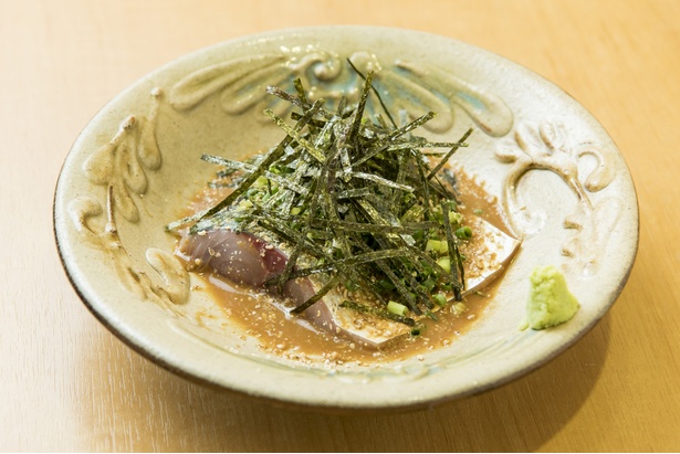 【写真を見る】自家製ゴマダレがサバ刺にねっとり絡んで美味！｢ゴマサバ｣(1058円)