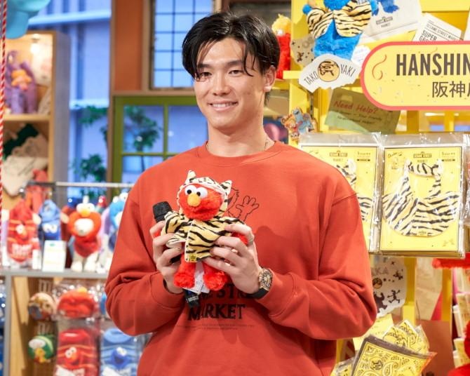 阪神・湯浅京己投手が“エルモ”トレーナーで登場！関西初セサミストリートマーケットのトラ柄グッズに「来年のユニフォームにも」