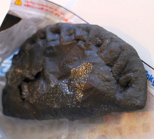 真っ黒な「ダークサイド・カルツォーネ(スパイシーチキンカレー)」(680円)の中身はスパイシーチキンカレー！表面にはゴールドとシルバーの輝きが