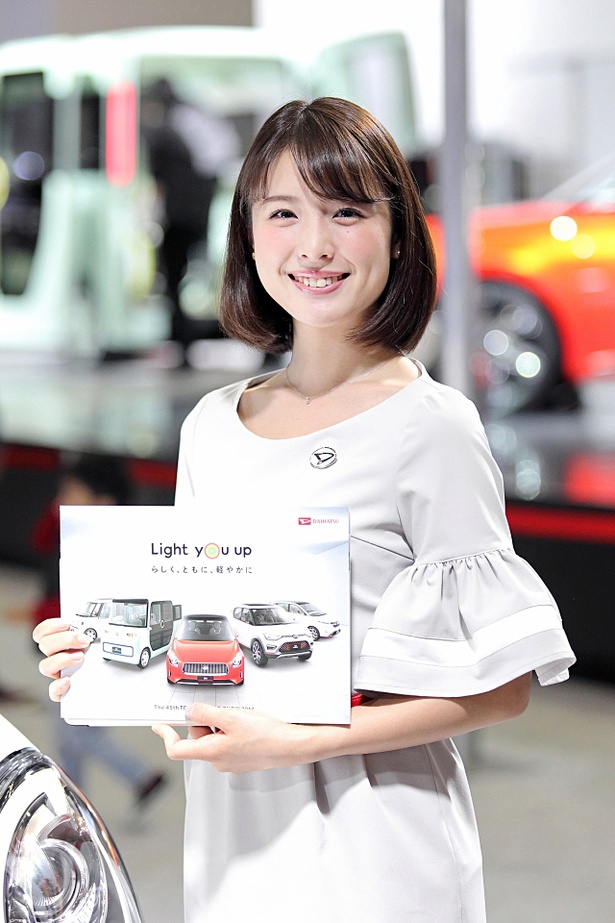 「ダイハツ」のブースで見つけた美人コンパニオン