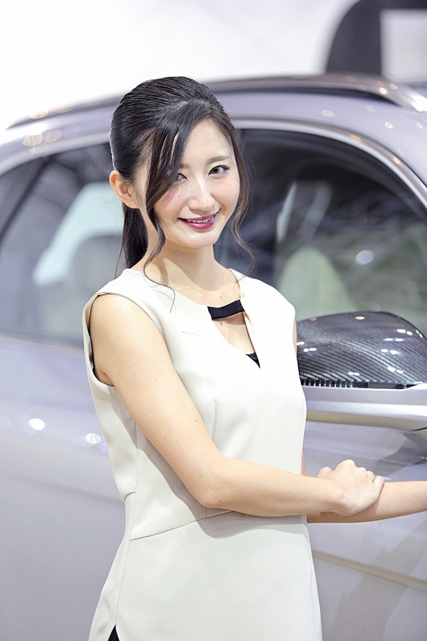 「ベントレー」のブースで見つけた美人コンパニオン