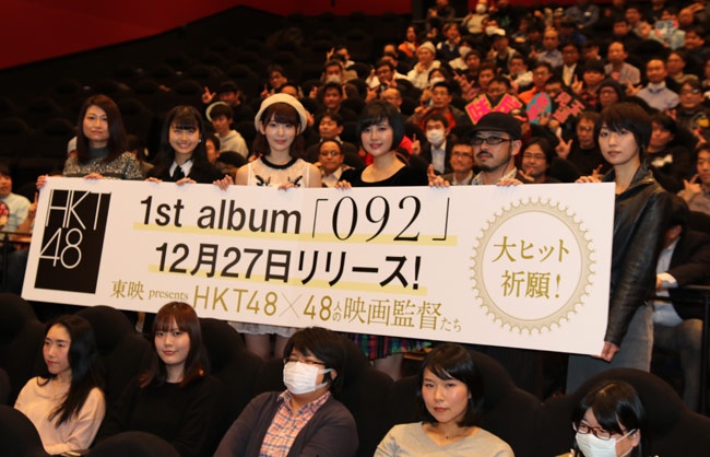 【写真を見る】舞台挨拶に登壇した6人はお客さんと一緒に記念撮影