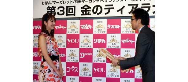 マンガ『花より男子』の作者・神尾葉子さん直筆の似顔絵がプレゼントされ驚く佐々木さん