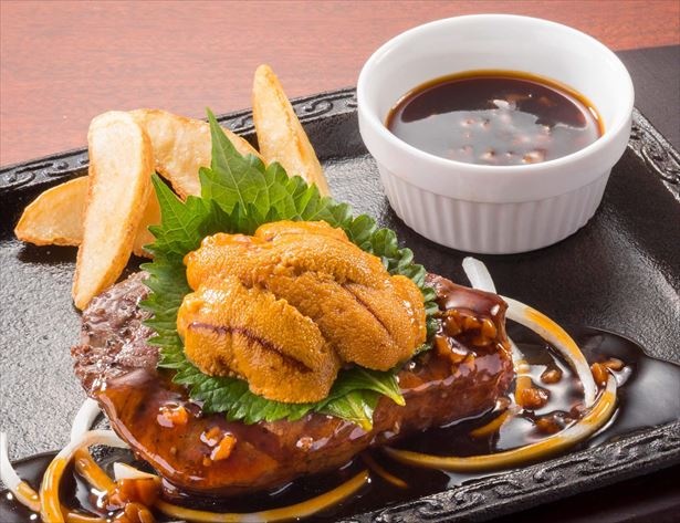 お得なアルコールとペアリングはいかが？「うに＆ヒレステーキ」(税抜2199円)