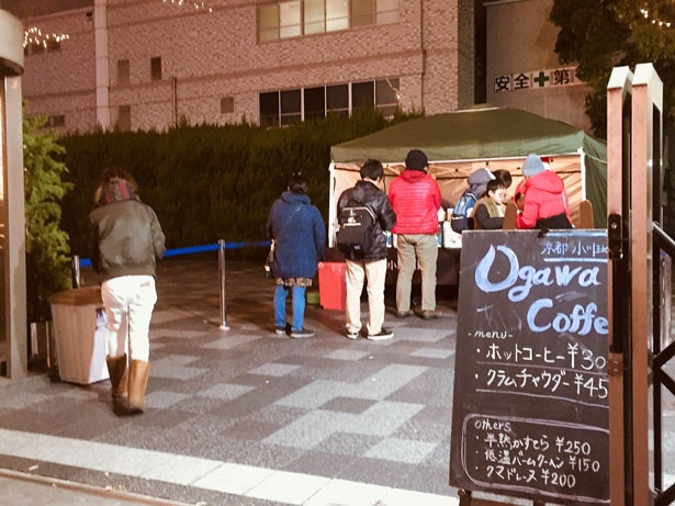 土日祝限定の小川珈琲の出店。ブレンドコーヒー￥300のほか、低温バーククーヘン￥150や半熟かすてら￥250などの焼き菓子を販売