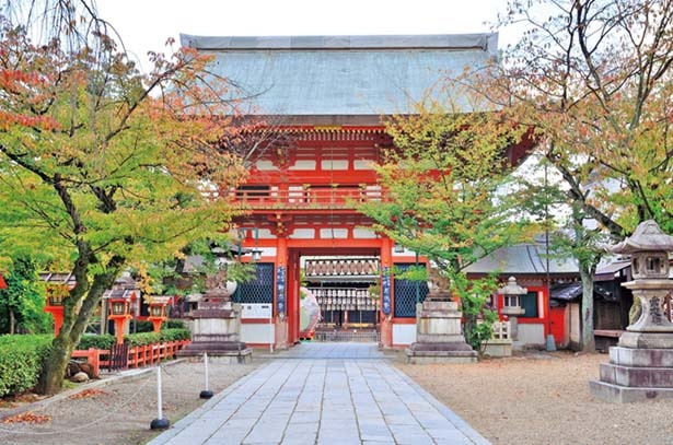 初詣 屋台も並ぶにぎやかな境内に参拝 総本山 八坂神社 参拝コース ウォーカープラス