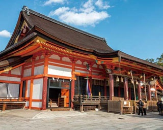 【初詣】屋台も並ぶにぎやかな境内に参拝！総本山「八坂神社」参拝コース