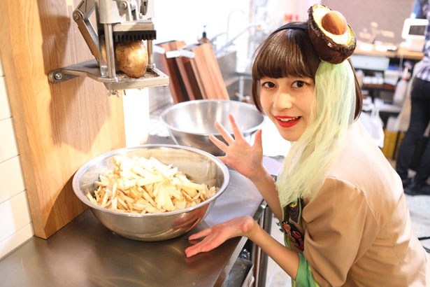 スタッフさんのおかげでポテトをきれいにカットできました！