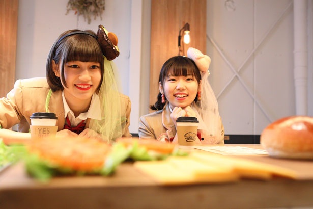 目の前でできあがるハンバーガーにドキドキ！