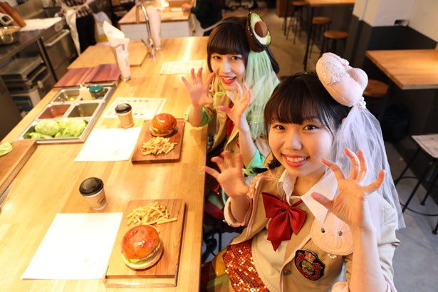 ハンバーガールと言えばのバーガーポーズ！
