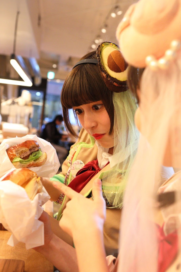 ハンバーガーの中身を二人でチェック