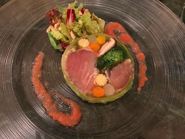 ボリューム満点の前菜「マグロと野菜のゼリー寄せ トマトクーリとグリーンサラダ」