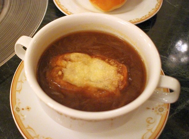 温かい「オニオンスープ チーズ風味のバゲットを添えて」