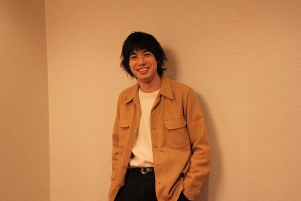 劇中で見せる愛嬌たっぷりな笑顔の渡辺大知