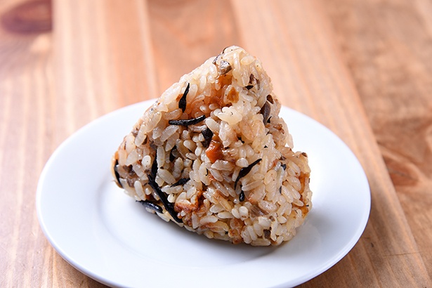 人気のかしわおにぎり(130円)。ご飯メニューは6種のおにぎりほか、玉子かけご飯(250円)、しそじゃこめし(300円)、ラー油豚バラなんこつ丼(小・280円、並・380円)がある