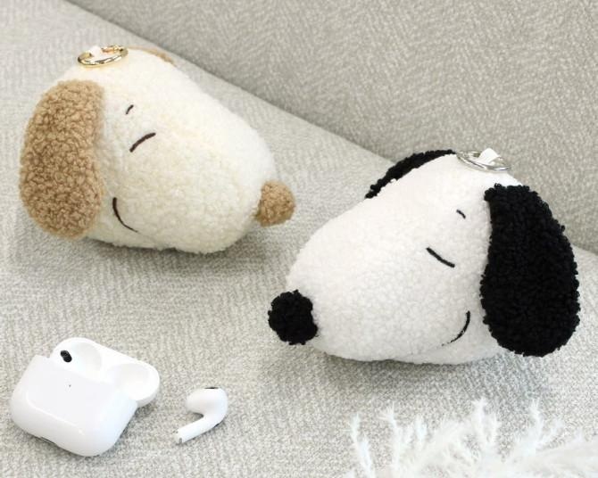 もこもこスヌーピーがイヤホンを守る！グルマンディーズから“ぬいぐるみ風”マルチポーチが登場