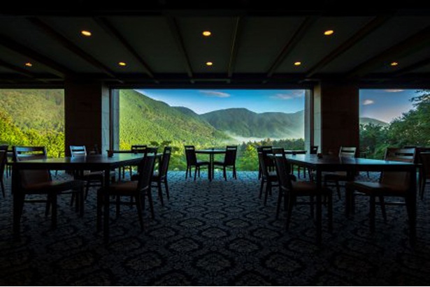 レストラン｢グリル｣の床から天井まである窓ガラスには、箱根外輪山の雄大な山並みが一面に映し出される