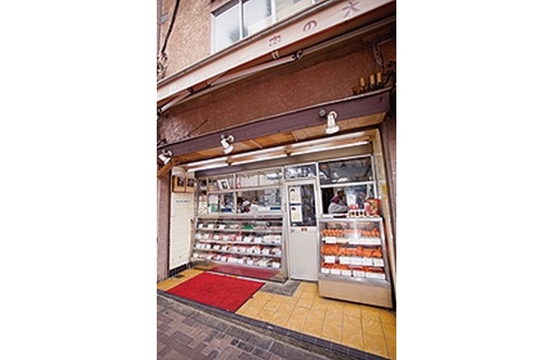スコッチエッグのコロッケを販売する大野屋牛肉店。常時揚げたてが並ぶ