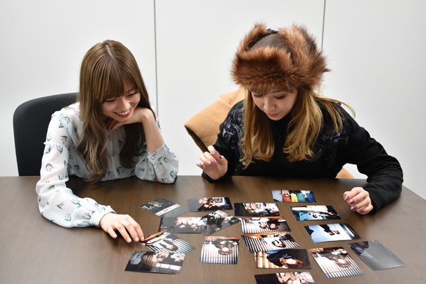 インスタントカメラの現像写真を見て、どこか懐かしさを感じる