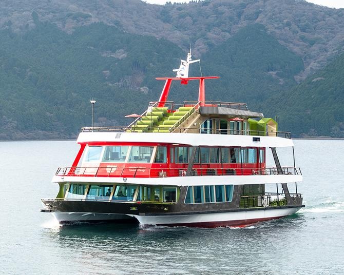 こんな船、初めて。お茶をテーマにした「箱根遊船 大茶会」が箱根・芦ノ湖に就航