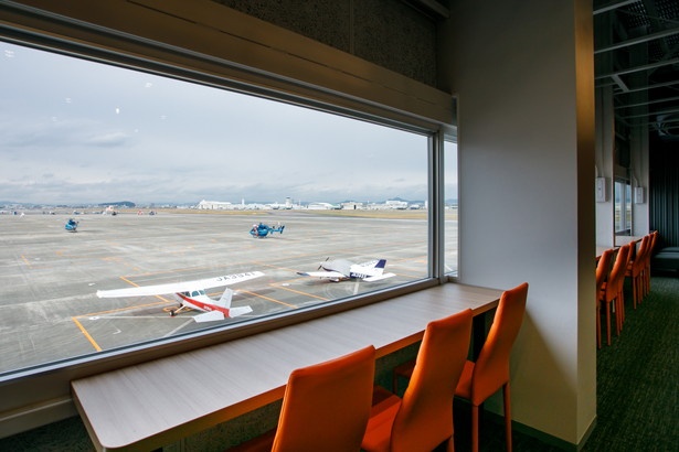 滑走路を望むカフェ/あいち航空ミュージアム