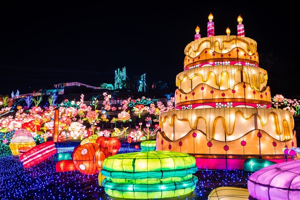 マカロン、ドーナツ、巨大なケーキなどが登場する「Sweet Lantern」