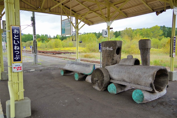 機関車の形をしたベンチも木製