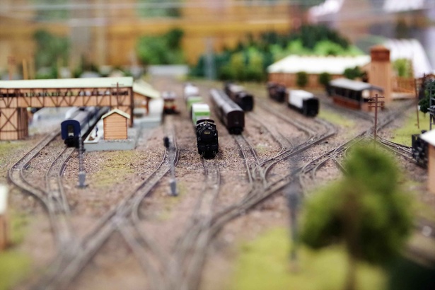 鉄道模型のジオラマ。旅客列車のほか貨物列車が発着していた当時を思い描けます