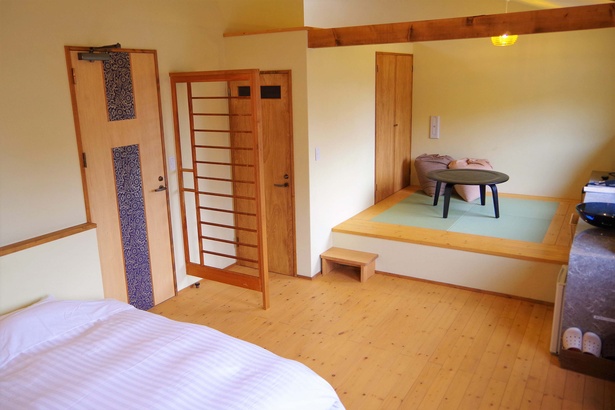 現代の旅館らしく布団ではなくベッド。一部の部屋には小あがりやバルコニーもあります