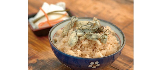 カキ小屋の一つ「長栄丸」で味わえるカキご飯（￥150）