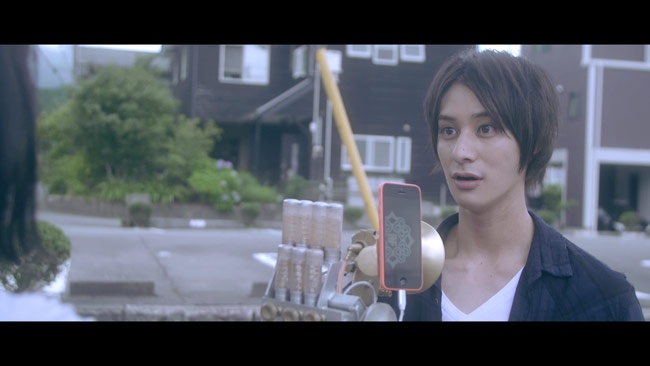 舞台版の「おそ松さん」に出演するなど人気の高崎翔太が明日夏と心を通わせていく青年・充を演じる