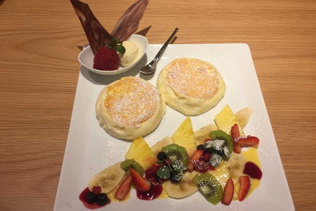 パンケーキにアイスクリームと季節のフルーツをたっぷり添えた「シーゾナルフルーツ 蜂蜜入りメイプルシロップ添え(1382円)」。フルーツは季節によって変わる