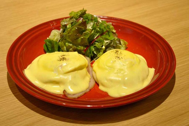 カリッと焼いたマフィンに半熟卵、オランデーズソースがベストマッチの｢エッグベネディクトプレート(1166円)」