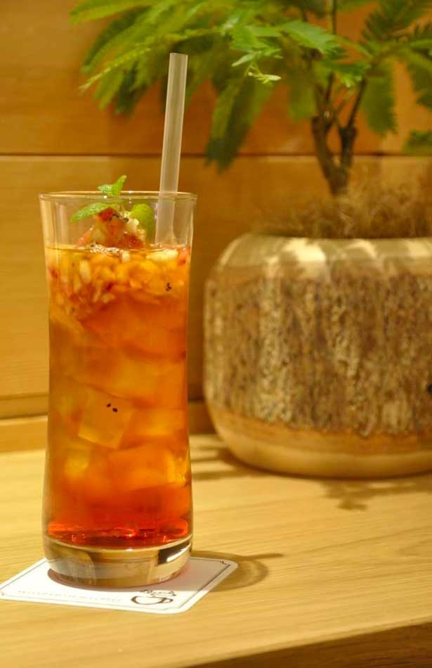 刻んだフルーツとアールグレイを合わせた、さわやかな味わいの「季節のフレッシュフルーツ アイスティー(572円)」