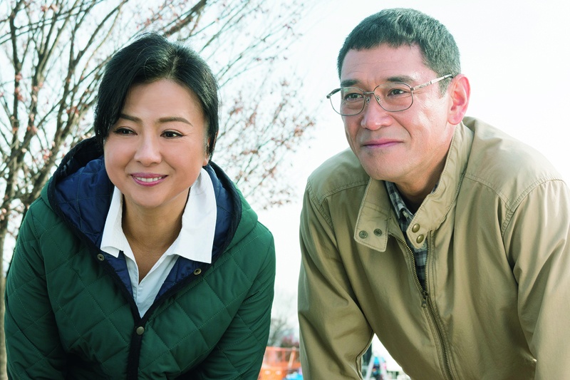 『8年越しの花嫁~』では、杉本哲太と夫婦を演じ“理想の母親”を体現した