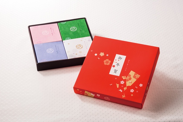 「香ほろん」(16個入 税抜1600円)の年賀限定パッケージ